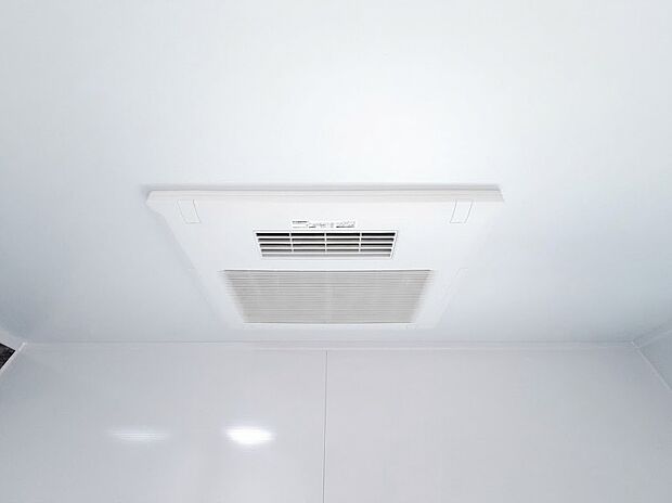 【浴室乾燥機】暖房・乾燥・涼風・換気のモードを搭載した浴室換気乾燥機。天候や時間帯を気にせずいつでも洗濯物が干せる乾燥機能付き。さらに冬場のヒートショック対策など、年中快適なバスライフを支えます。