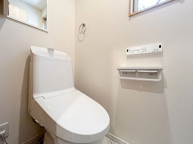 【トイレ】清潔感溢れる白を基調としたスタイリッシュなトイレ空間です。手洗い一体型の節水型トイレを採用し、使い勝手も良好。便利なダブルペーパーホルダーや小窓も備え、快適で衛生的な環境を保てます。