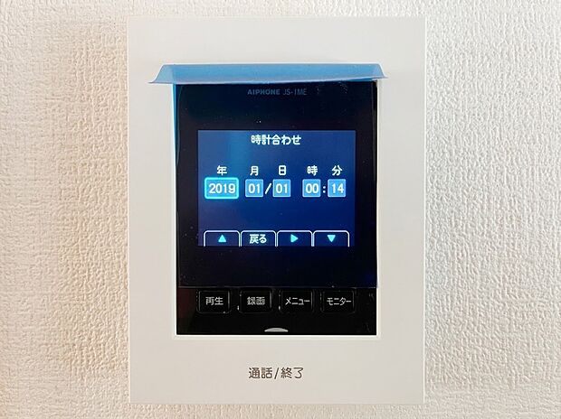 【TVモニター付インターホン】来客時の顔と姿を室内からしっかり確認できるモニター付きインターホン。不審な訪問者への対応や、お子様のお留守番時にも防犯面で安心です。ワンタッチで通話や終了ができるシンプルな操作性です。