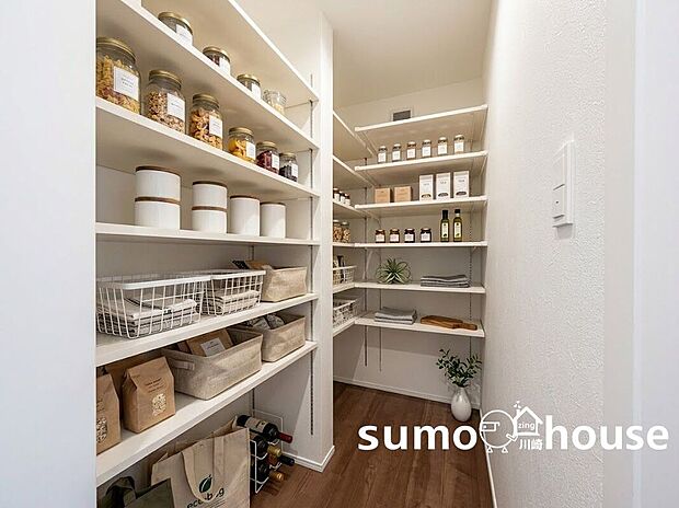 【収納】食品のストックや日用品をまとめて収納できる、大容量のパントリー。可動棚なので、しまう物の高さに合わせて自由に調整可能です。キッチン周りをいつもスッキリと保つことができ、家事効率も大きく向上します。