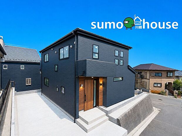 【現地外観写真】木目調の玄関がアクセント。温もりと高級感を感じる住まい(本画像はCGで作成しており、エクステリア等はCGによるイメージです。全て有償で販売価格に含まれません。)