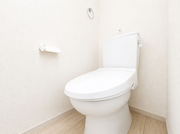 【トイレ】白を基調にまとめた、清潔感あふれるシンプルなトイレ空間。温水洗浄便座を備え、毎日気持ちよく使えるすっきりとした設えです。

