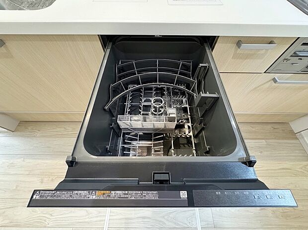 【食洗器】家事の負担をグッと減らしてくれるビルトイン食器洗い乾燥機。食後の面倒な洗い物はお任せ！空いた時間を家族団らんや自分のリラックスタイムに有効活用できる、嬉しい時短設備です。