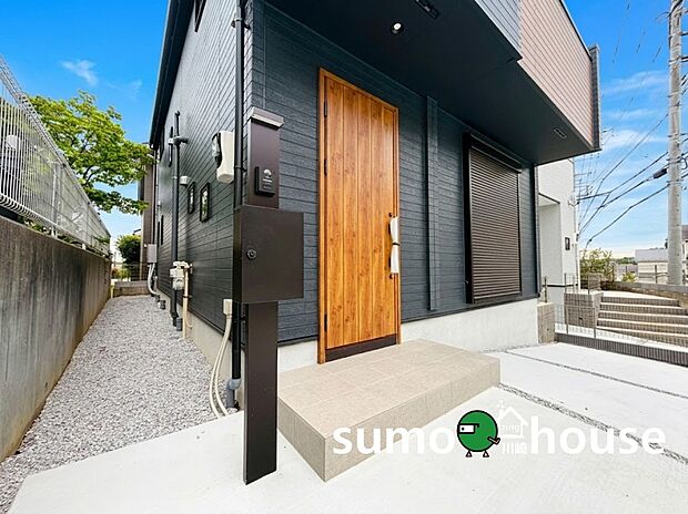 【施工事例】施工例の為、分譲中の建物とは外壁、屋根開口部等の形状・仕様が異なります。