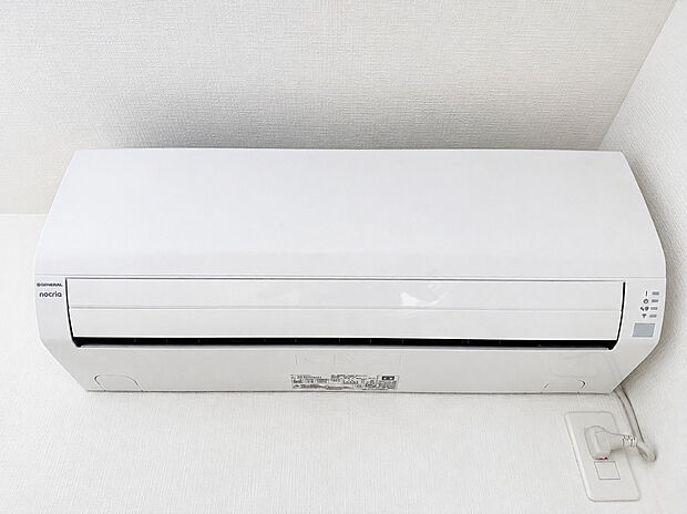【エアコン】空調管理に欠かせないエアコンをあらかじめ設置。引っ越し当日から快適な室温で新生活をスタートできます。白を基調としたシンプルなデザインがお部屋のインテリアに自然と馴染み、一年中快適な空間を保ちます。