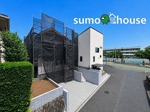 【外観】前面道路の幅員が広く、見通しの良い安心の住環境です。角地のような開放感があり、採光やプライバシー面にも配慮されています。間取り図や設備仕様など詳細な資料もご用意しております。
