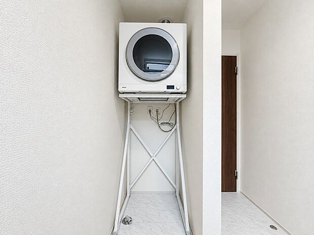 【乾燥機】天候や時間を気にせずいつでも洗濯物をふんわり乾かせる、便利な衣類乾燥機を完備。家事の時間を大幅に短縮でき、梅雨の時期や花粉の季節にも大活躍。共働き世帯や子育て世代の暮らしにゆとりをもたらします。