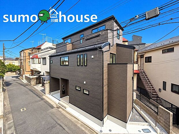 【外観】重厚感のあるブラウンの外壁が印象的な住まい。見る角度によって立体感のあるフォルムが際立ち、スタイリッシュで存在感のある外観に仕上がっています。