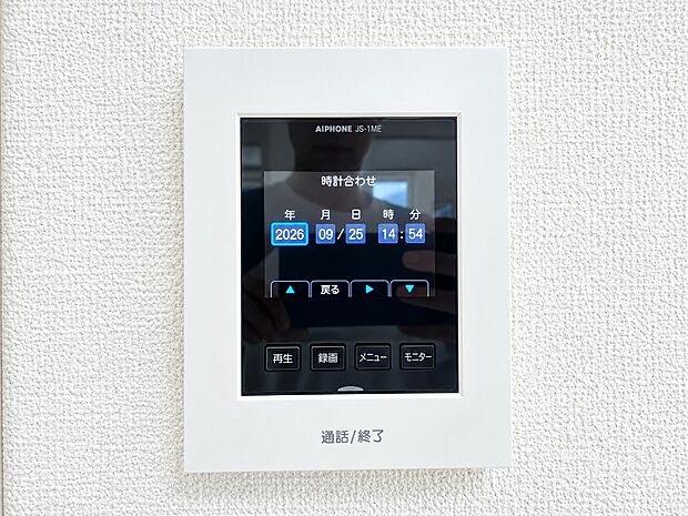 【TVモニター付きインターホン】来客時の顔と姿を室内からしっかり確認できるモニター付きインターホン。不審な訪問者への対応や、お子様のお留守番時にも防犯面で安心です。ワンタッチで通話や終了ができるシンプルな操作性です。