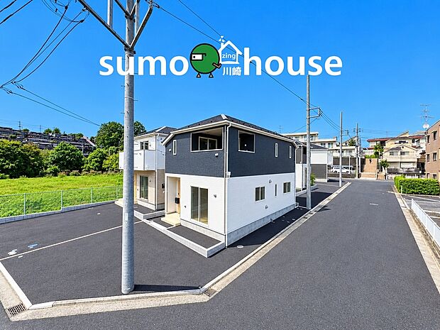 【外観】陽当たりと風通しの良さが魅力の住環境です。周辺は高い建物が少なく、見晴らしの良い開放的な立地。カースペースもしっかり完備しており、お車をお持ちのご家族にも安心の物件です。