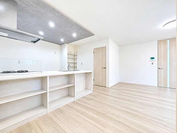 【リビング】どんな家具にも馴染む、明るいナチュラルテイストの広々リビング。キッチンカウンター下には便利なオープン収納を配置。家族の気配を感じながら、ゆったりとした時間を過ごせる大空間です。