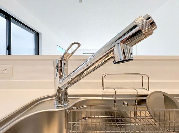 【浄水器一体型水栓】場所を取らない浄水機能を一体型のスッキリとした水栓で、手軽に安心・安全な水が使えます。ヘッドを引き出せるシャワータイプなので大きなお鍋への注水もしやすく、シンクのお掃除もしやすいデザインです。