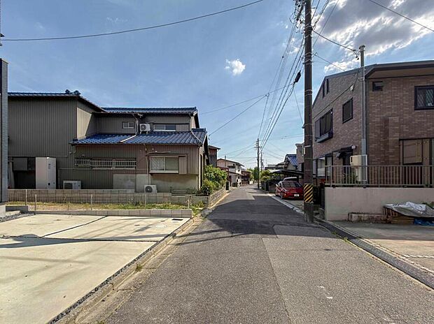 前面道路は交通量の少ない道路です。ゆとりがあり、駐車時もゆっくりと落ち着いて行える立地環境になっています♪