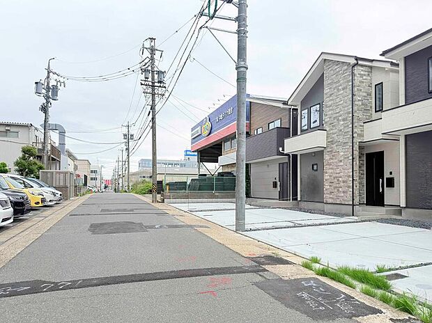 前面道路は交通量の少ない道路です。ゆとりがあり、駐車時もゆっくりと落ち着いて行える立地環境になっています♪　　