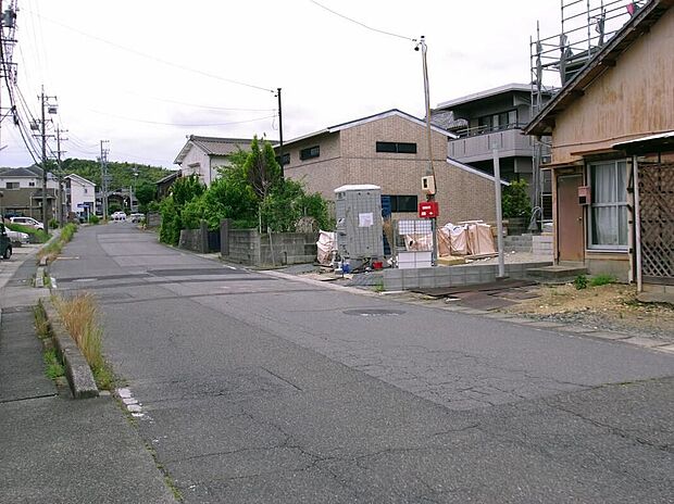 前面道路は交通量の少ない道路です。ゆとりがあり、駐車時もゆっくりと落ち着いて行える立地環境になっています♪　　