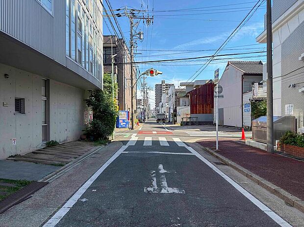 前面道路は交通量の少ない道路です。ゆとりがあり、駐車時もゆっくりと落ち着いて行える立地環境になっています♪　　