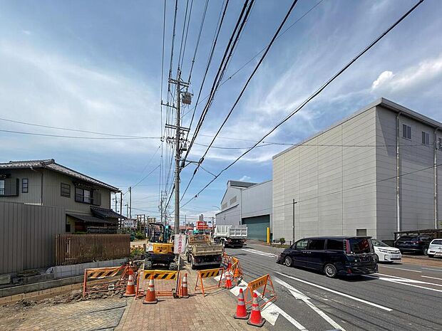 前面道路は交通量があるため、夜間でも明るく人目につきやすい、防犯面で安心感のある住環境です。道路幅がしっかりと確保されているため、開放感もあります。