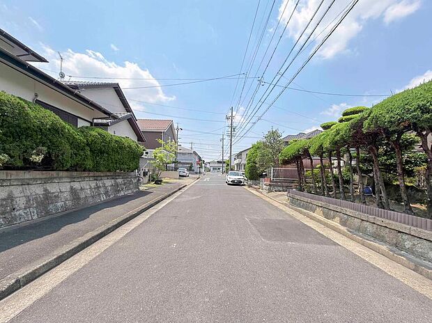 前面道路は交通量の少ない道路です。ゆとりがあり、駐車時もゆっくりと落ち着いて行える立地環境になっています♪