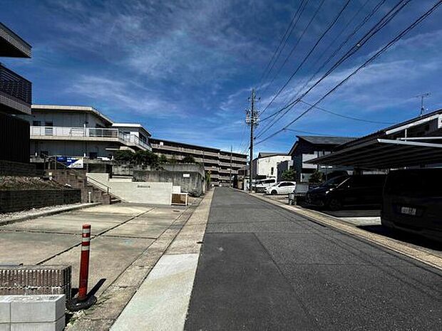 前面道路は交通量の少ない道路です。ゆとりがあり、駐車時もゆっくりと落ち着いて行える立地環境になっています♪　　

