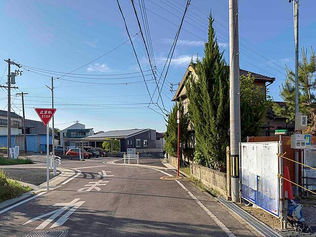 前面道路は交通量の少ない道路です。ゆとりがあり、駐車時もゆっくりと落ち着いて行える立地環境になっています♪　　