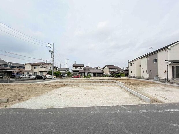 落ち着いた街並みの中にありながら、生活に必要な施設が身近にそろう便利な住環境。毎日の暮らしを快適に支える、家族にうれしいロケーションです。