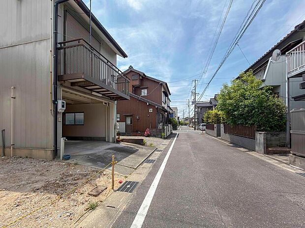 前面道路は交通量の少ない道路です。ゆとりがあり、駐車時もゆっくりと落ち着いて行える立地環境になっています♪