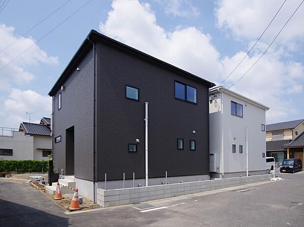 前面道路は交通量の少ない道路です。ゆとりがあり、駐車時もゆっくりと落ち着いて行える立地環境になっています♪