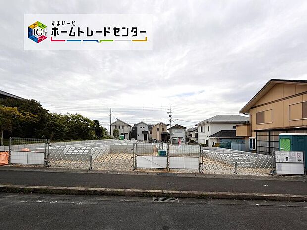 前面道路は交通量の少ない道路です。ゆとりがあり、駐車時もゆっくりと落ち着いて行える立地環境になっています♪　　