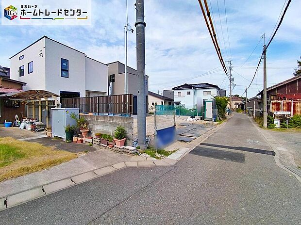 ☆前面道路含む現地写真☆
前面道路は道幅もゆとりがありますので、駐車時もゆっくりと落ち着いて行える立地環境になっています♪　　
