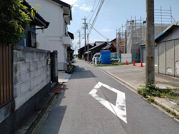 前面道路は閑静な住宅地をはしる車通りの少ない道路。お車の出し入れが苦手なママや小さなお子様にも安心ですね。しっかり舗装もされているので、ベビーカーや自転車で通っても快適に通行できます。