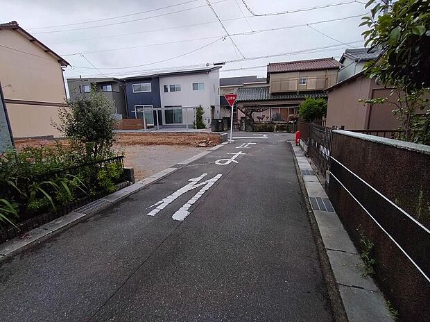 前面道路は交通量の少ない道路です。ゆとりがあり、駐車時もゆっくりと落ち着いて行える立地環境になっています♪