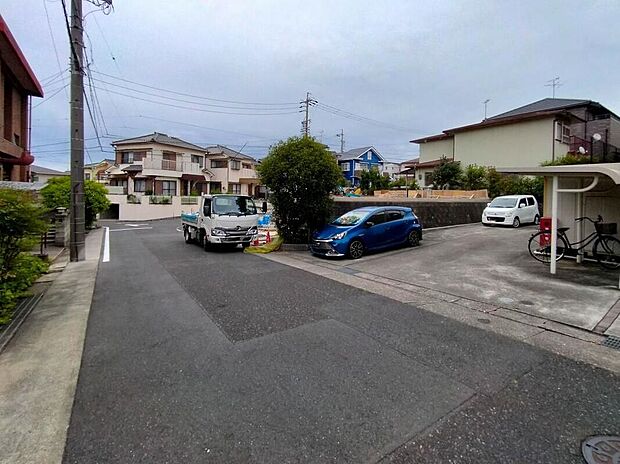 前面道路は交通量の少ない道路です。ゆとりがあり、駐車時もゆっくりと落ち着いて行える立地環境になっています♪　　
