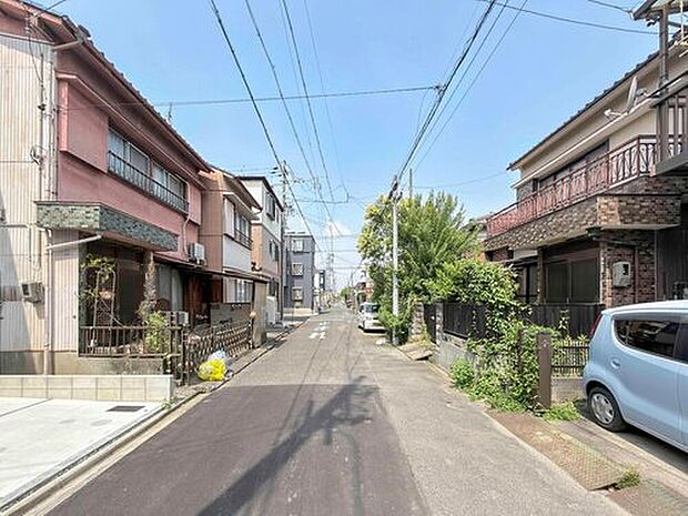 前面道路は閑静な住宅地をはしる車通りの少ない道路。お車の出し入れが苦手なママや小さなお子様にも安心ですね。しっかり舗装もされているので、ベビーカーや自転車で通っても快適に通行できます。

