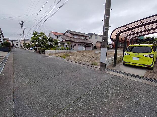 前面道路は交通量の少ない道路です。ゆとりがあり、駐車時もゆっくりと落ち着いて行える立地環境になっています♪　