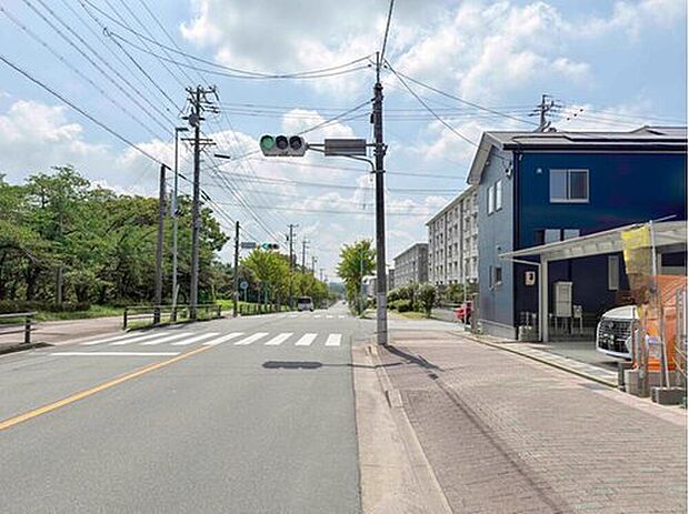 前面道路は広々16ｍ。ゆとりがあり、お車の出し入れが苦手な方でも、ゆっくりと落ち着いて駐車できる立地環境になっています♪　　

