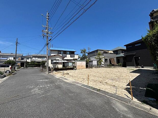 前面道路は交通量の少ない道路です。ゆとりがあり、駐車時もゆっくりと落ち着いて行える立地環境になっています♪　　