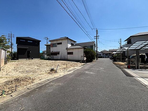 前面道路は交通量の少ない道路です。ゆとりがあり、駐車時もゆっくりと落ち着いて行える立地環境になっています♪　　