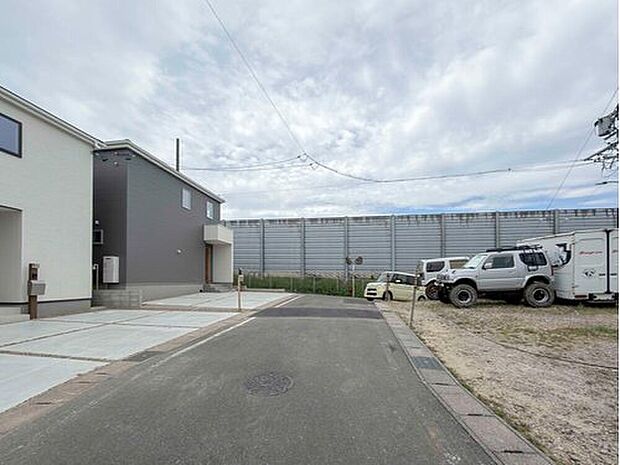 前面道路は交通量の少ない道路です。ゆとりがあり、駐車時もゆっくりと落ち着いて行える立地環境になっています♪　　

