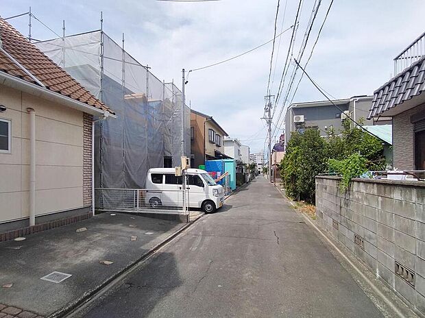 前面道路は交通量の少ない道路です。ゆとりがあり、駐車時もゆっくりと落ち着いて行える立地環境になっています♪　　