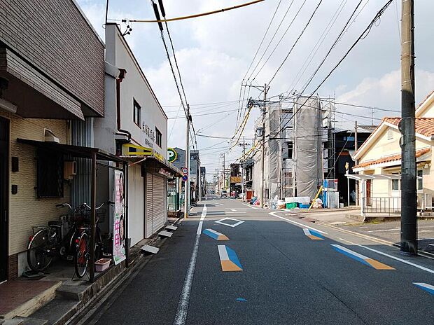 前面道路は閑静な住宅地をはしる車通りの少ない道路。お車の出し入れが苦手なママや小さなお子様にも安心ですね。しっかり舗装もされているので、ベビーカーや自転車で通っても快適に通行できます。