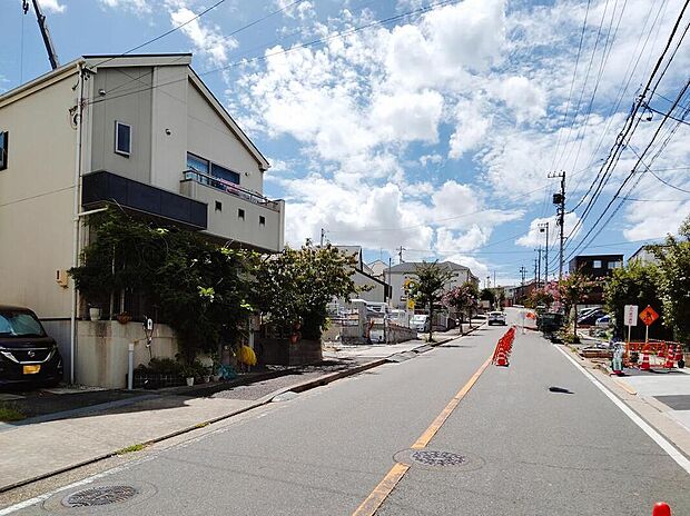 前面道路は交通量の少ない道路です。ゆとりがあり、駐車時もゆっくりと落ち着いて行える立地環境になっています♪