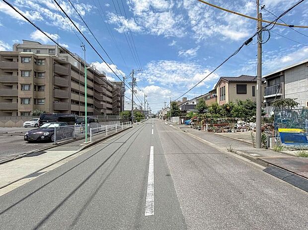 前面道路は交通量の少ない道路です。ゆとりがあり、駐車時もゆっくりと落ち着いて行える立地環境になっています♪