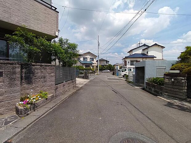 前面道路は交通量の少ない道路です。ゆとりがあり、駐車時もゆっくりと落ち着いて行える立地環境になっています♪　　