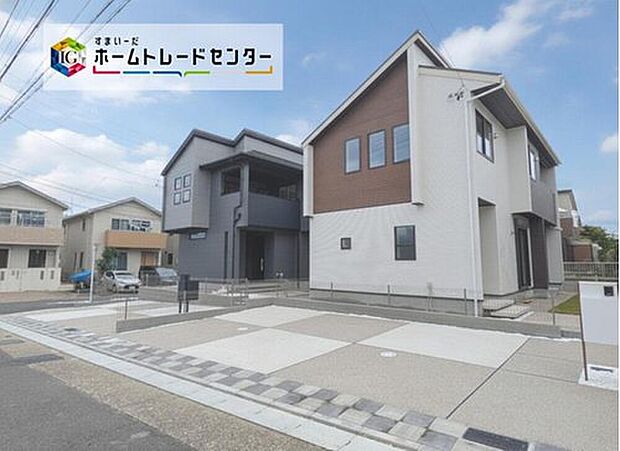 モダンな全2棟の建物が並び、広い舗装道路とゆとりある駐車スペース（3台想定）で車の出入りも快適。落ち着いた色調が周囲になじみ、陽だまりのある暮らしが想像できます。