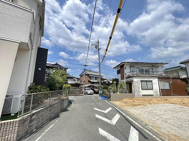 前面道路は交通量の少ない道路です。ゆとりがあり、駐車時もゆっくりと落ち着いて行える立地環境になっています♪