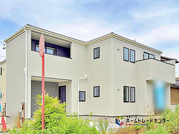 【現地外観写真】洗練されたデザインのお洒落なお住まいです。ゆとりの広さを誇る魅力あふれる邸宅の完成です。