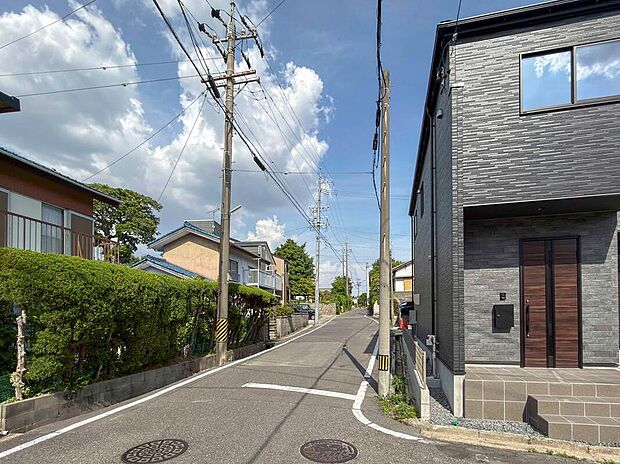 【前面道路含む現地写真】静かな生活道路に面した、安心の住まい。車の往来が少なく、小さなお子さまがいるご家族にも優しい、穏やかな環境が整っています。