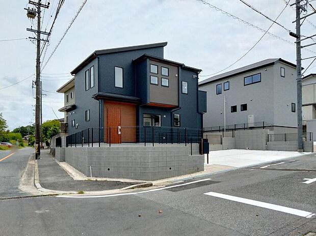 【現地外観写真】流行に左右されず、将来にわたって価値が継続する「上質」な佇まい。おしゃれな雰囲気や自然の潤い、親しみやすさといった暮らしを豊かにしてくれる住空間です。