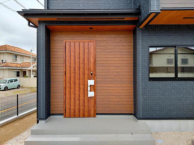 【玄関】上質感漂う玄関へのアプローチ。居住者の帰り、訪れる方を優しく迎える・安らぎに満ちた生活空間を予感させる。健やかな暮らしを楽しめそう♪
