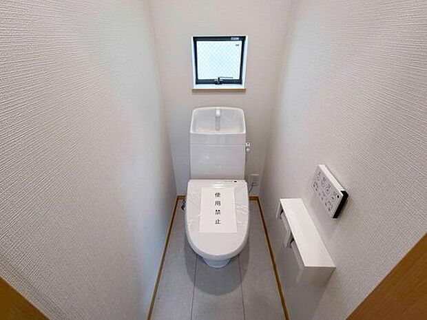【トイレ】A号棟
節水型でエコなトイレには、今では当たり前のウォシュレット付き。便座を温める機能もついていて、居心地良くてトイレから出られなくなるかも！